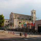 L�edificio religioso � per� solo una parte di tutto il complesso che comprende al suo interno anche una biblioteca, un cinema e un centro sportivo